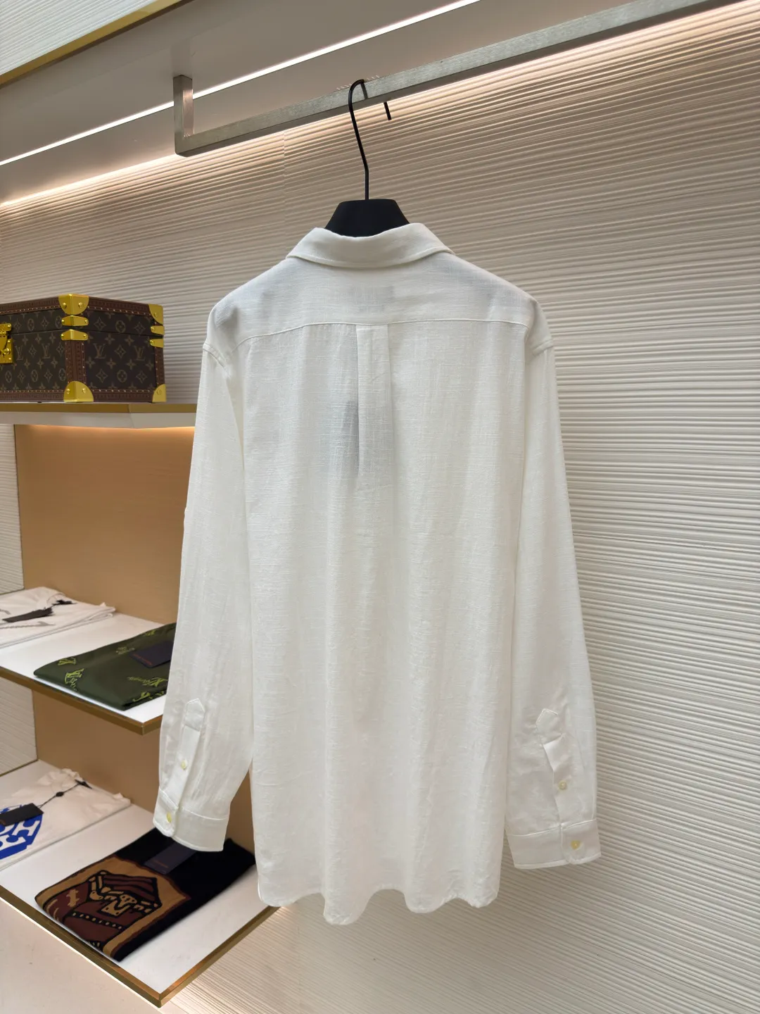 Ralph Lauren embroidered linen shirt ●Original version: Purchased and developed at 1690 ●Item number: 1680732-A75 ●Material: linen fabric ●Technology: embroidery production ●Version: fitted version ●Weight: about 235 grams ●Size: S-M-L-XL ●Description: Selected high-quality linen material with natural texture and breathability, tight and smooth, comfortable and skin-friendly, elegantly presented with a deep ink color The exquisite red pony mark is embellished, like a smart flame in the dark night. The clever design of the outer I-shaped pleated split back shoulder adds a sense of agility and detachment, and contains the soul of fashion in a minimalist shape. Adopt imported machine embroidery technology, use advanced computer control system and precision mechanical components to achieve the iconic pony embroidery operation with high precision and smooth and delicate lines. Adopting side-turning and embedded clamping stitching technology, it is smooth and tidy. The fabrics have been carefully washed and have a better feel and texture. They are not easy to deform, shrink or fade, and maintain long-term beauty. The overall wiring is straight and delicate, the fabric is comfortable and soft, and the color is consistent without color difference. It can be matched with the same style to create a fashionable look and control various occasions. Customized accessories, complete with three standards, same style for men and women!